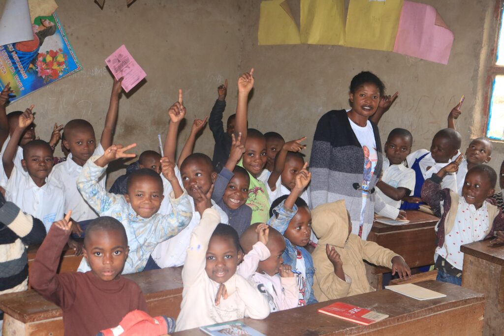 klas in school Kakisa Mulezi wijk Panzi Bukavu stichting Adavoc project oever Ruzizi rivier grens DR Congo Rwanda