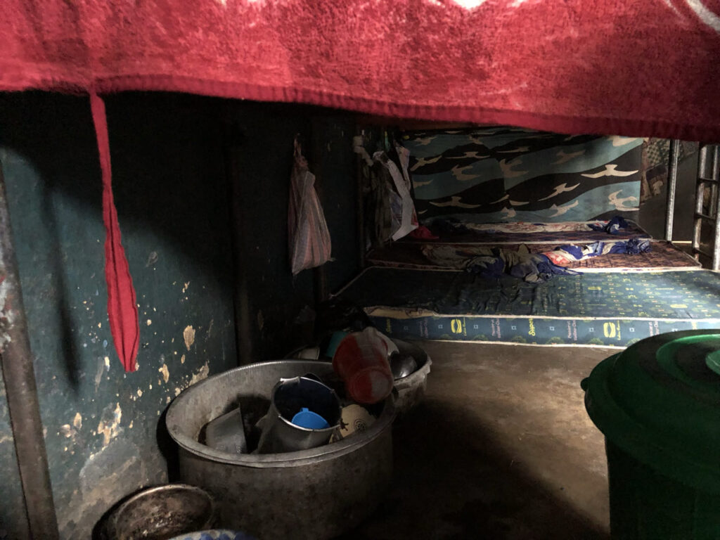 cellen slaapplekken bedden Gevangenis Gevangenen gedetineerden jongeren vrouwen Bukavu Oost-Congo DR Congo stichiting Adavoc gevangenenbezoek juridische hulp aan gevangenen rijst zeep voor gevangenen
