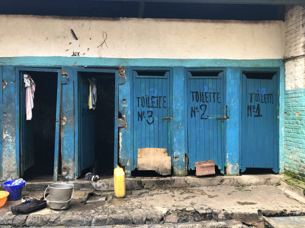 toiletten alleen overdag naar toilet 's nachts gesloten Gevangenis Gevangenen gedetineerden jongeren vrouwen Bukavu Oost-Congo DR Congo stichiting Adavoc gevangenenbezoek juridische hulp aan gevangenen rijst zeep voor gevangenen
