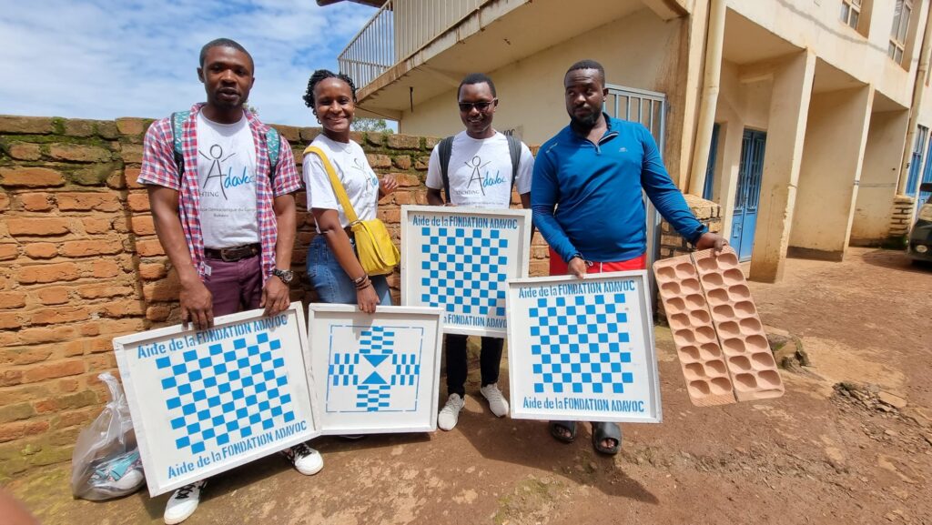 bordspel schaken dammen Gevangenis Gevangenen balspel spelen bal gedetineerden jongeren vrouwen Bukavu Oost-Congo DR Congo stichiting Adavoc gevangenenbezoekjuridische hulp aan gevangenen rijst zeep voor gevangenen