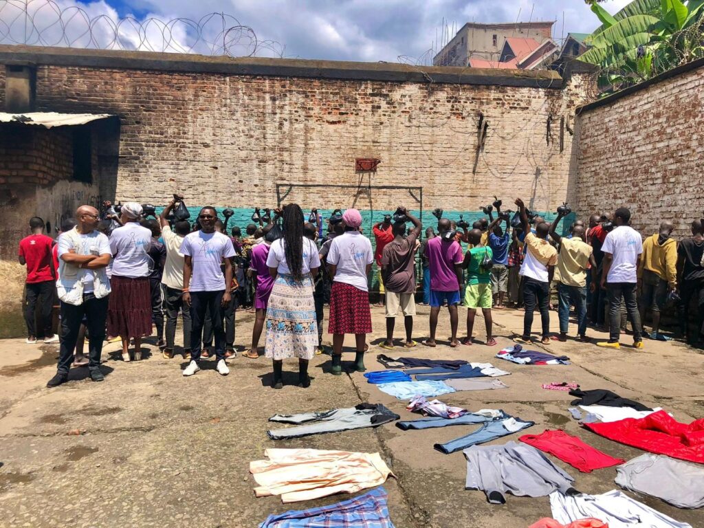 binnenplaats Gevangenis Gevangenen balspel spelen bal gedetineerden jongeren vrouwen Bukavu Oost-Congo DR Congo stichiting Adavoc gevangenenbezoek juridische hulp aan gevangenen rijst zeep voor gevangenen