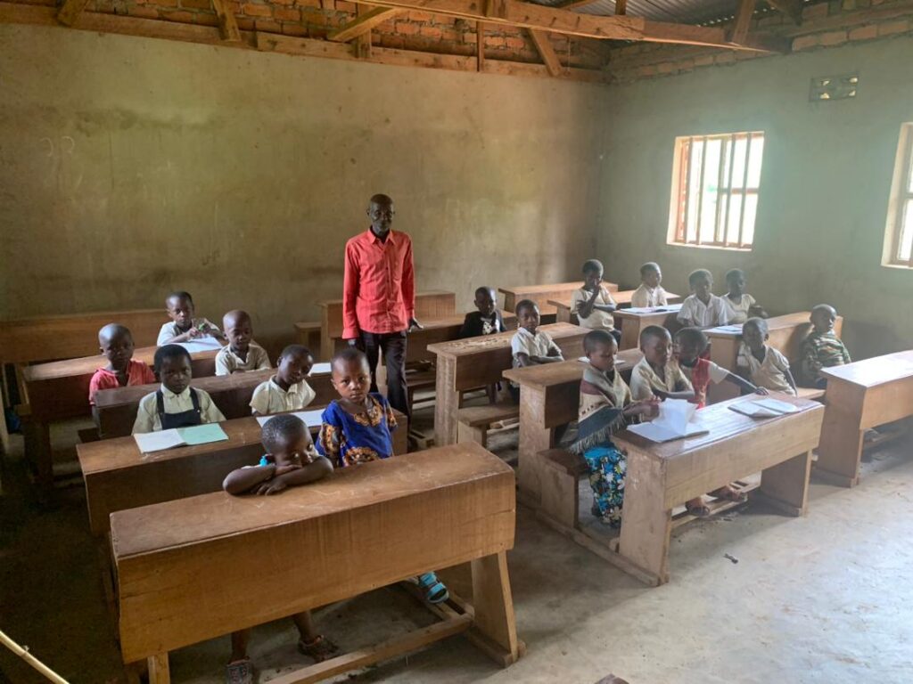 schoolkinderen stichting Adavoc eiland Idjwi Buzibu Oost-Congo DR Congo leerlingen in het klaslokaal