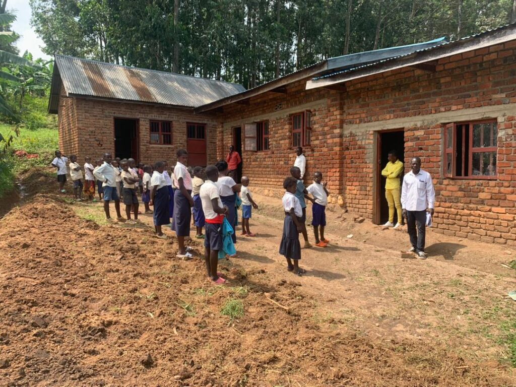 schoolkinderen stichting Adavoc eiland Idjwi Buzibu Oost-Congo DR Congo buiten in de rij voor de lessen