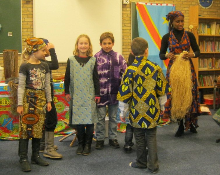 basisschool zeeland project Afrika Congo stichiting Adavoc donatie actie verkleden afrikaanse kleding rastarokje grasrokje
